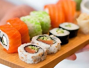 10 bästa sushi och rullleveranser i Moskva