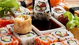10 najlepších dodávok sushi a roliek v Novosibirsku