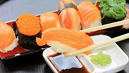 10 penghantaran sushi dan roti gulung terbaik di Chelyabinsk