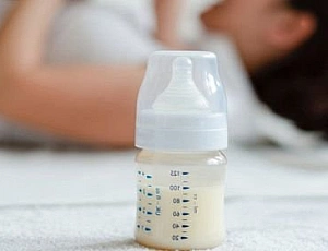 Cele mai bune 10 formule pentru sugari fără lactoză
