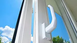 5 najlepszych producentów okuć do okien plastikowych