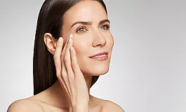 20 הקרמים הטובים ביותר לקמטים בעיניים