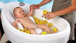 10 bästa bad och rutschkanor för att bada nyfödda