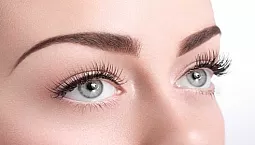 10 geriausių blakstienų priauginimo studijų Maskvoje