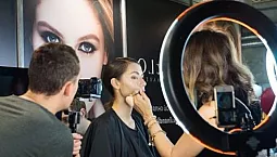 মেকআপ শিল্পীদের জন্য 5টি সেরা রিং ল্যাম্প৷