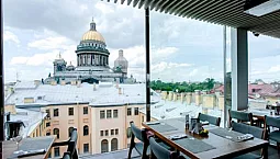 5 legjobb panorámás étterem Szentpéterváron