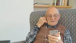 10 điện thoại thông minh tốt nhất cho người cao tuổi