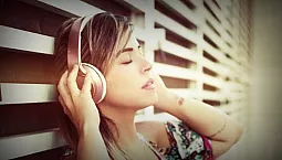 15 bästa trådlösa hörlurar under 3000 rubel