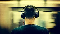 15 labākās austiņas zem 1000 rubļiem