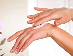 10 najboljših krem ​​za roke za suho kožo