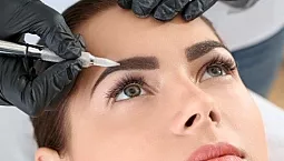 Las 10 mejores escuelas de maquillaje permanente en Moscú