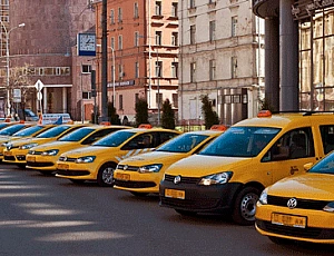 10 bästa taxibolagen i St Petersburg att arbeta som chaufför