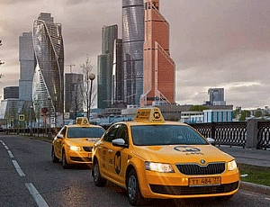 10 bästa taxibolag i Moskva att arbeta som chaufför