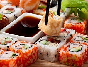10 bästa sushi- och rullleveranstjänster i Tyumen