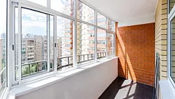 10 công ty lắp kính ban công tốt nhất ở Yekaterinburg
