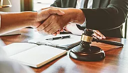 5 mejores bufetes de abogados en San Petersburgo