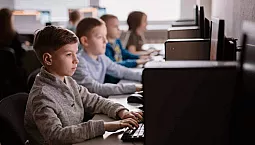 10 geriausių internetinių programavimo kursų vaikams