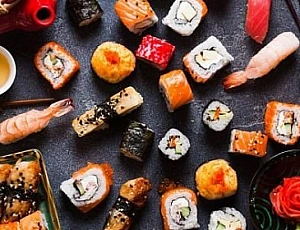 5 bästa sushi och rullleveranser i Omsk