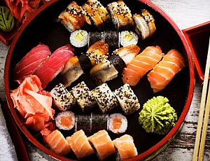 10 bästa sushi och rullleveranser i St. Petersburg