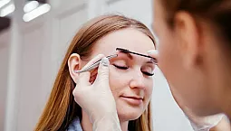 10 migliori corsi di laminazione delle sopracciglia a Mosca