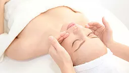 10 migliori corsi di massaggio facciale a Mosca