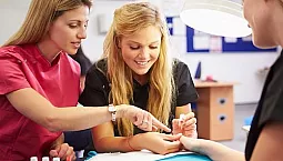 5 parasta manikyyrikoulua Pietarissa