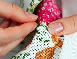 10 nejlepších společností vyrábějících sady pro křížkové stehy